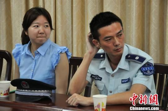 圖為參與“體驗式執(zhí)法”的兩名城管隊員。　張芹　攝