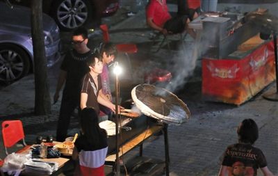 7月4日，青年路國美第一城小區(qū)附近的夜市臨街露天燒烤攤。