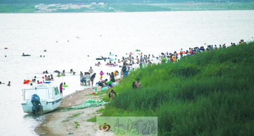 龍湖成為“第一浴場”，對市民是堵還是疏值得探討。