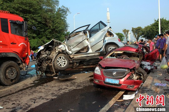 　　8月27日，四川宜賓城區(qū)濱江環(huán)線公路發(fā)生一起3車連環(huán)相撞的交通事故，已致4死2重傷。目前，2名重