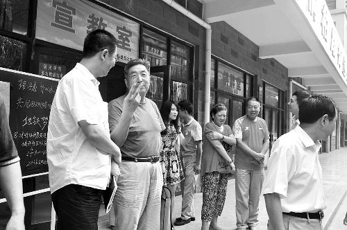 盧法舜（左二）伸出兩根手指，建議實行2元通票制。