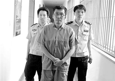 警方押解犯罪嫌疑人“立二拆四”。