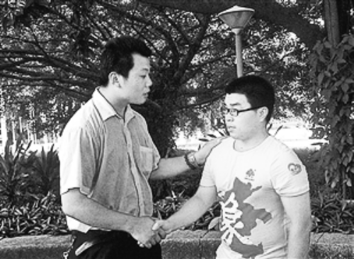 　王強（左）幫助的林富軍，今年考上了深圳大學。