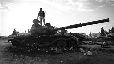 9月8日，敘利亞Zabadani，一名敘利亞反對(duì)派武裝人員站在廢棄的政府軍坦克上。