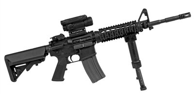 M4 卡賓槍，戰(zhàn)斗全重：3.4公斤，最大有效射程：600米，全槍長(zhǎng)：840mm，空槍重：2.88公斤