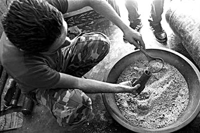 10日，敘反對(duì)派人員正在制作武器。