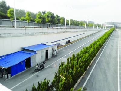隧道內(nèi)堆放著大量生活用品。