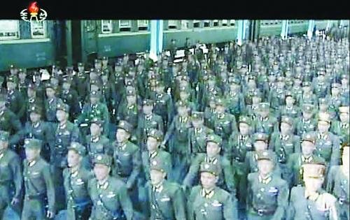 約2萬名朝鮮朝鮮人民軍基層軍官近日陸續(xù)抵達(dá)平壤，準(zhǔn)備出席軍方大會(huì)。
