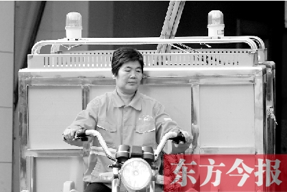 鄭州市金水區(qū)目前發(fā)放的第一批30輛新垃圾清運車，已投入使用
