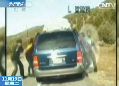 雷爾與警察爭執(zhí)，費(fèi)雷爾兒子下車試圖保護(hù)媽媽。