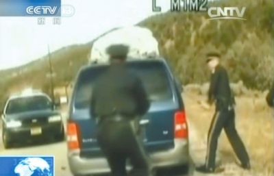 費(fèi)雷爾再次上車，警察拿警棍砸車窗。