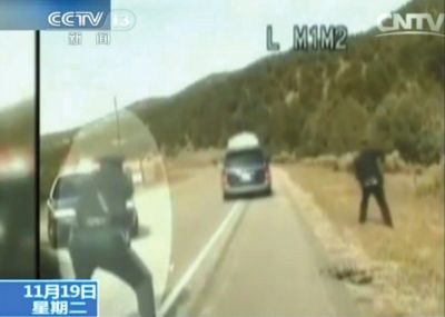 費(fèi)雷爾駕車逃走，警察連開數(shù)槍。央視截圖