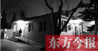 1月13日晚9點(diǎn)20分，鄭州市嵩山路與伊河路交叉口西北角的生態(tài)廁所依然開著燈