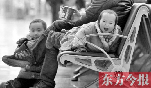 鄭州東站候車長椅上，哈哈，馬上回家過年有禮物收了