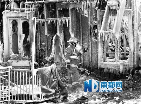 消防員用蒸汽機(jī)融化救火后殘留的冰層，尋找遇難者遺