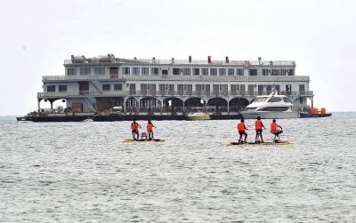 位于三亞市大東海附近海域的海上會(huì)所3月22日攝。新華社發(fā)