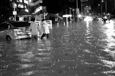 3月30日晚，深圳市區(qū)不少地段因暴雨積水，導(dǎo)致一些車輛在水中熄火。