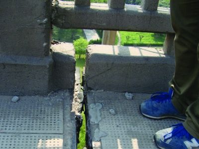 圖為大橋17號墩處橋面裂縫。梅建明 攝