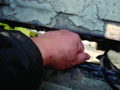 圖為大橋17號墩處橋面裂縫。梅建明 攝