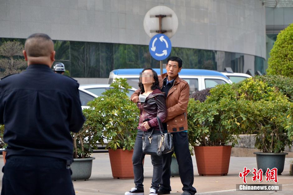圖為劫持者與警方談判中。