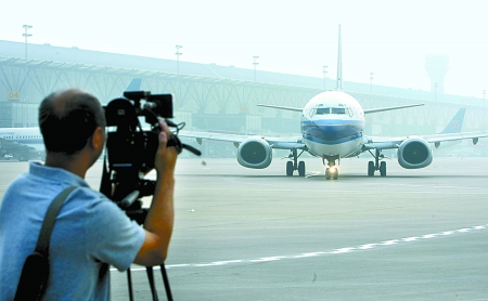 　8月28日，一架嶄新的波音737-800型飛機平穩(wěn)降落在鄭州新鄭國際機場。