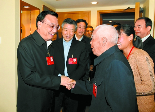 11月5日下午，中共中央政治局常委、國務(wù)院副總理李克強親切看望了參加中國共產(chǎn)黨第十八次全國代表大會的