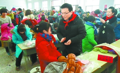 1月20日，省直團(tuán)工委組織19個省直廳局的38名青年干部，來到三門峽市澠池縣果園鄉(xiāng)，開展“大手拉小手