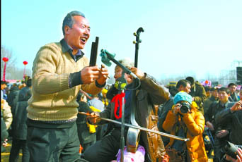 2月22日，寶豐馬街書會上，說書藝人正在表演。記者 史長來 攝