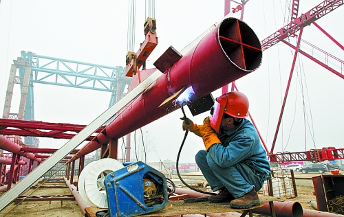 2月25日，在跨越南水北調(diào)總干渠的鄭州新鄭南段十里鋪公路橋施工現(xiàn)場(chǎng)，建設(shè)者在緊張地施工。
