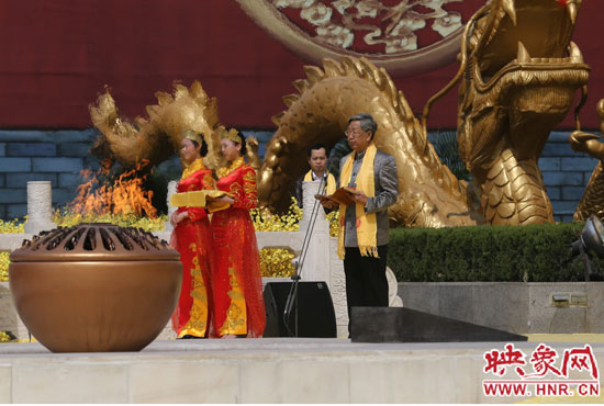 中華炎黃文化研究會會長許嘉璐宣讀拜祖大典拜祭文。映象網記者 邵恰 攝