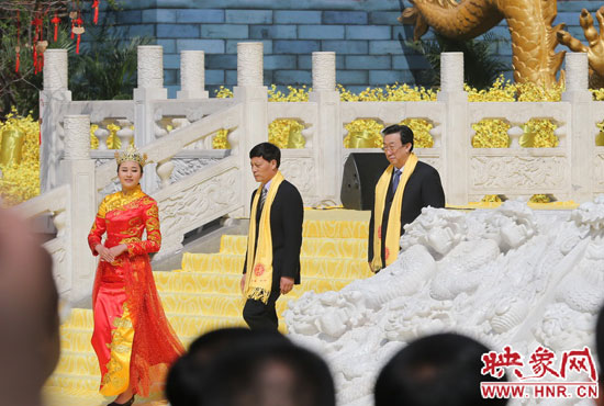 　河南省委書記、省人大常委會主任郭庚茂，河南省省長謝伏瞻敬獻花籃。映象網記者 邵恰 攝