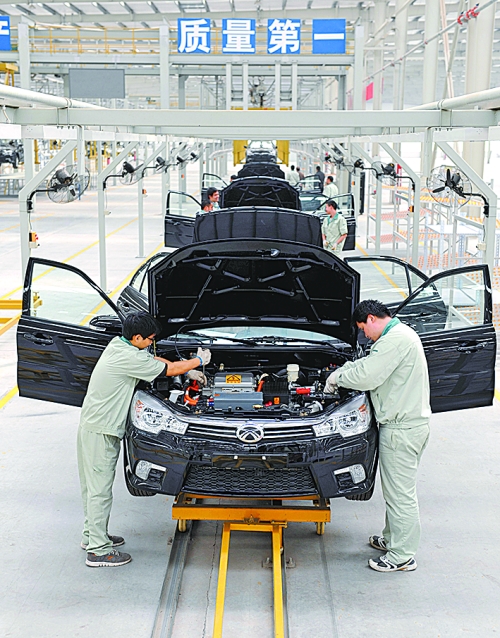 　　4月16日，新鄉(xiāng)市新能電動汽車有限公司的工作人員在電動汽車生產(chǎn)流水線上作業(yè)。目前，新鄉(xiāng)現(xiàn)有規(guī)模以