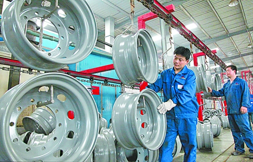 4月25日，許昌恒豐實業(yè)有限公司的員工正在生產重卡車輪。喬利峰 攝