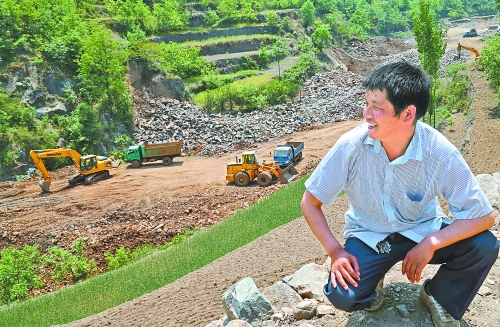　　5月5日，魯山縣趙村鄉(xiāng)關(guān)岈村青年時軍偉看著正在建設(shè)的兩座小型水庫開心地笑了。他1994年開始外出