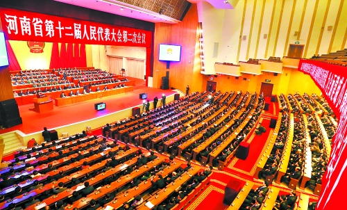 　4月1日下午，河南省第十二屆人民代表大會(huì)第二次會(huì)議在省人民會(huì)堂開(kāi)幕。 記者 郭 宇 董 亮 攝