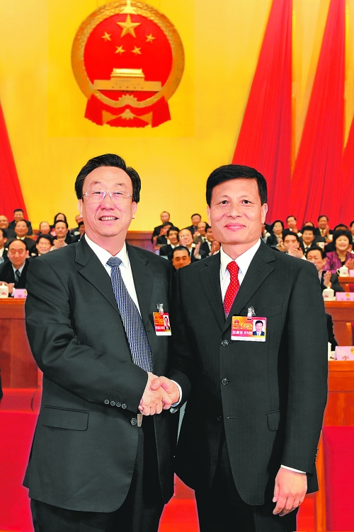 4月2日上午，新當(dāng)選的省人大常委會(huì)主任郭庚茂與新當(dāng)選的省人民政府省長(zhǎng)謝伏瞻親切握手。郭宇 董亮 攝