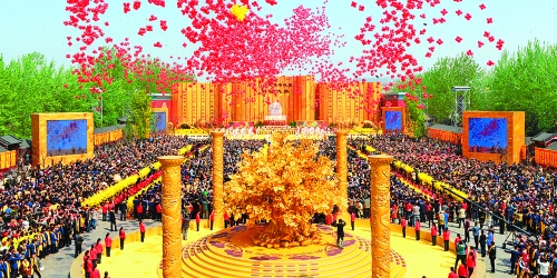 癸巳年黃帝故里拜祖大典于4月12日上午在新鄭舉行，來自海內(nèi)外的炎黃子孫，共同祭拜中華民族的人文始祖軒