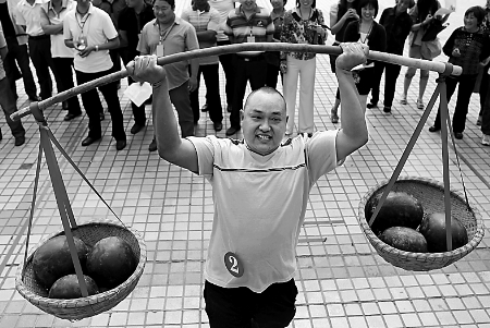 節(jié)會(huì)現(xiàn)場(chǎng)，一位瓜農(nóng)正在表演西瓜舉重。
