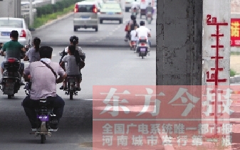 昨日，鄭州市航海路與京廣鐵路立交橋下，用紅線標(biāo)注的“水位警戒線”