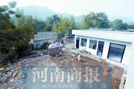 新校舍旁邊，是徐云玲和學生們用了多年的石頭校舍 河南商報記者 鄧萬里/攝