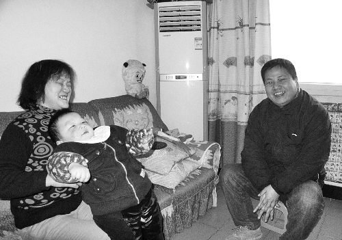 恩人找到了、飯碗保住了，張新明（右）與原竹青都開(kāi)心地笑了。