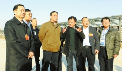 　　鄭州手拉手集團董事長賈長明（右三）向省農(nóng)業(yè)廳廳長朱孟洲（右四），省政府副秘書長、省政府駐京辦主任