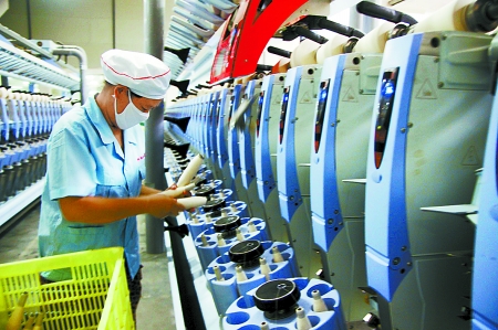 7月3日，在鄧州市永泰棉紡有限公司電腦控制全自動(dòng)紡紗車(chē)間，紡織工人正在生產(chǎn)棉紗。