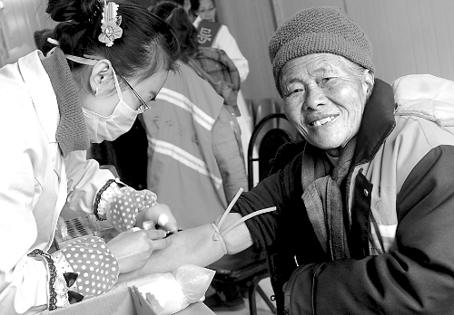 1月14日，汝南縣為全縣460多名環(huán)衛(wèi)工人免費進行心電圖、胸透等13項健康檢查，并建立了個人健康檔案