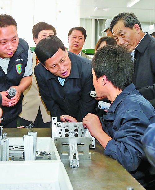 4月24日，省委副書記、省長謝伏瞻在濟源虎嶺產(chǎn)業(yè)集聚區(qū)考察。