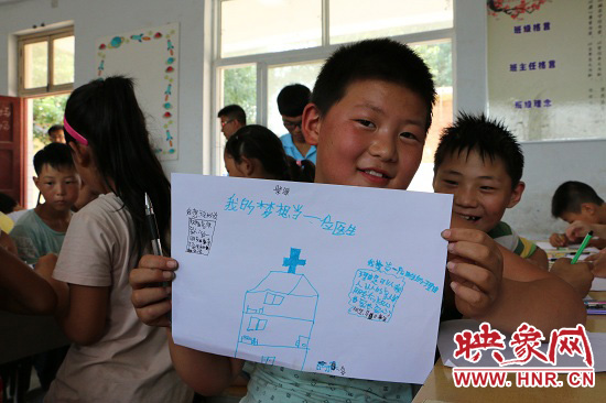 在以“中國夢”主題 的繪畫課堂上，孩子們寫下了自己的夢想