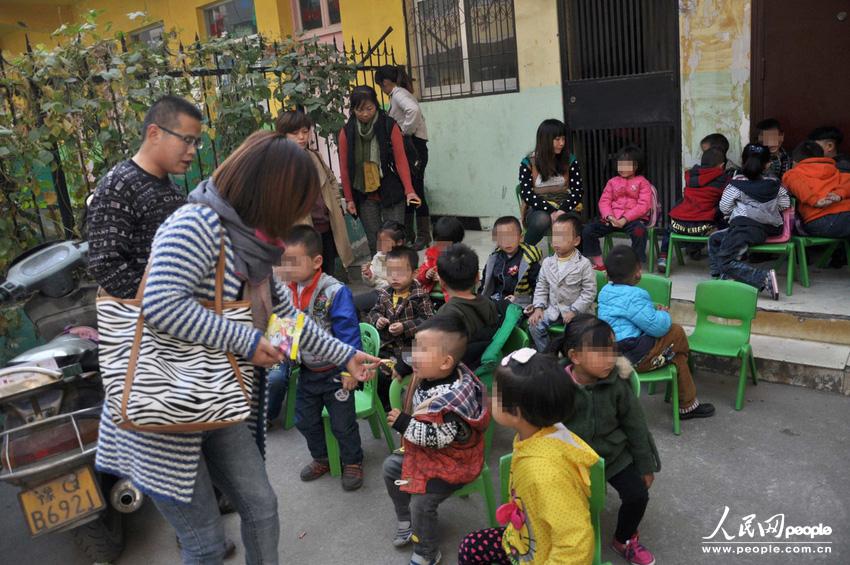 河南駐馬店市高新區(qū)一休幼兒園大門外聚集了數(shù)十位孩子家長(zhǎng),他們是來送孩子上學(xué)的,可是幼兒園大門卻被兩輛面包車?yán)锿舛滤?。周一一大早就遇到這事,不少家長(zhǎng)特意給單位請(qǐng)假替孩子討要說法。