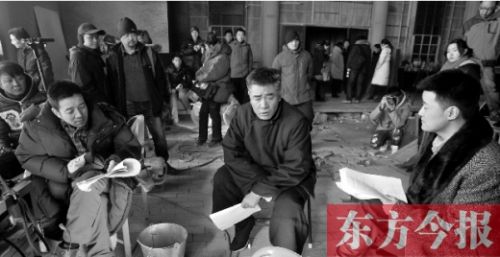 導(dǎo)演安建（左）、主演陳寶國等坐在一起說戲