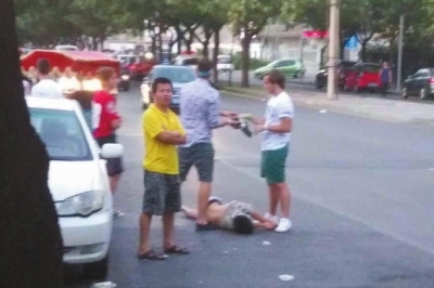 外籍男子當(dāng)街肩扛、腳踏醉漢