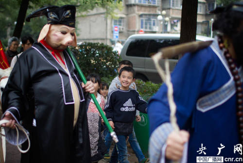 唐僧師徒變身快遞哥在長沙街頭送貨 唐僧師徒變身快遞哥在長沙街頭送貨